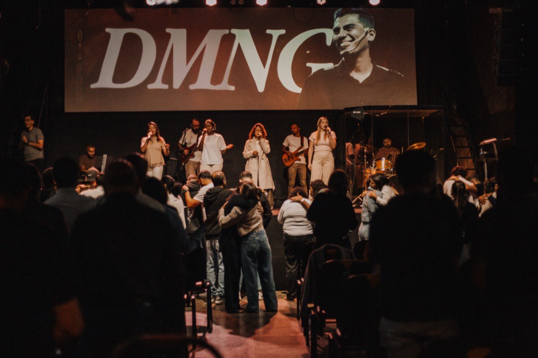 Igreja reunida em oração
