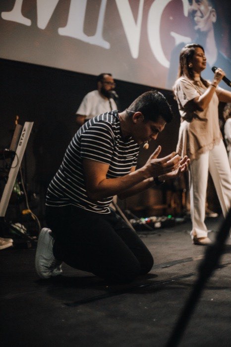 Entrega diante do altar