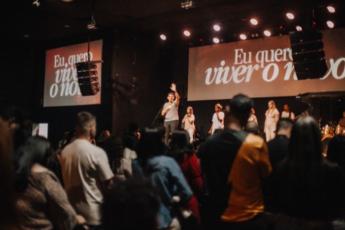 Igreja cheia em adoração