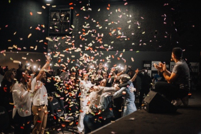 Celebração com confetes