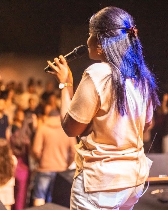 Louvor diante da igreja