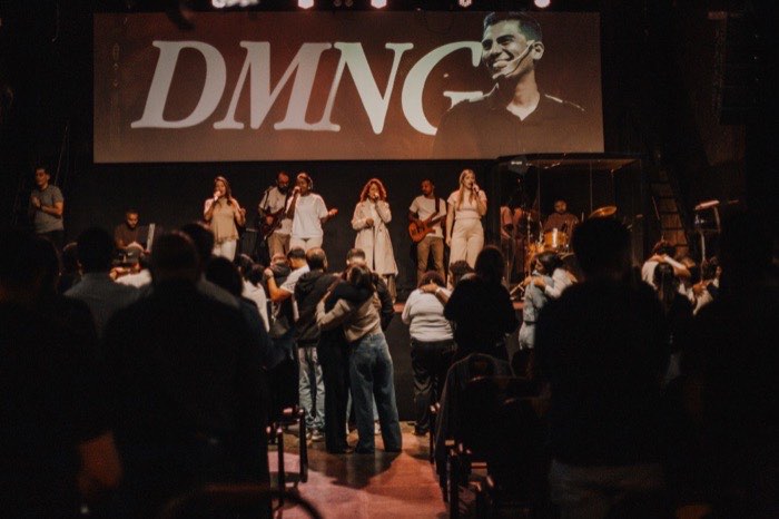 Igreja reunida em oração