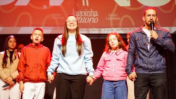 Família ministrando no palco