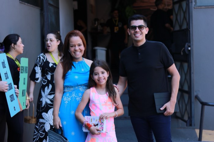 Família chegando para o culto