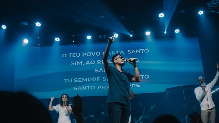 Ministração de louvor no palco