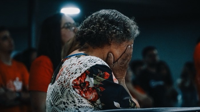 Momento de emoção na oração