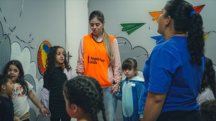 Oração com as crianças no Lagoinha Kids
