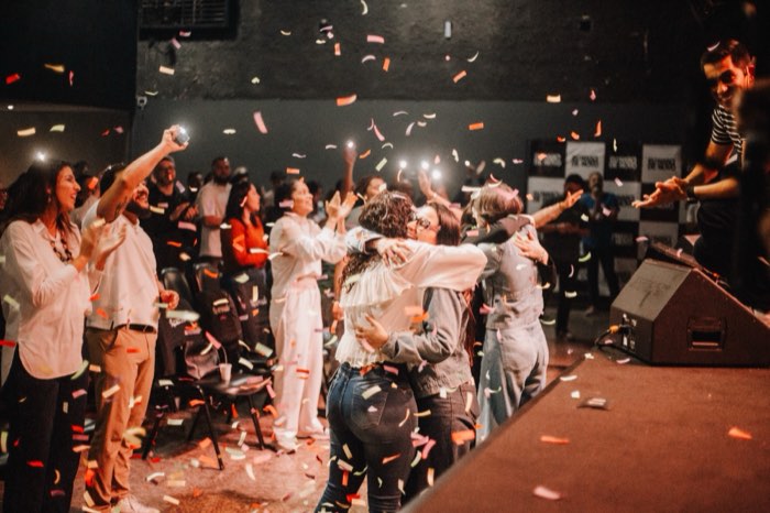 Celebração com confetes no palco