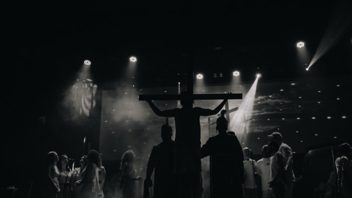 Encenação da cruz no culto de Páscoa
