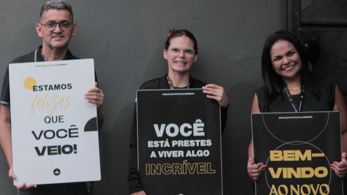 Recepção com placas de boas-vindas