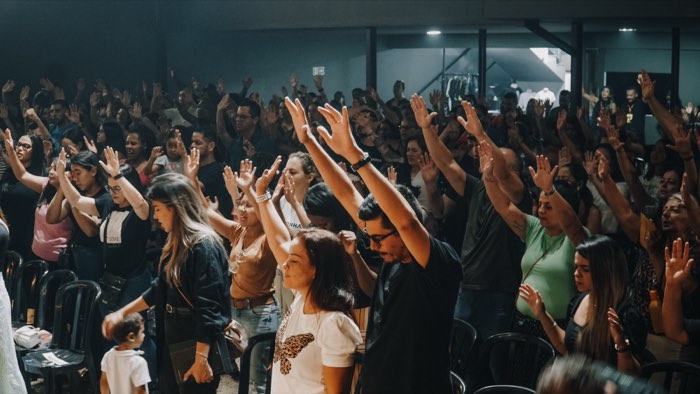 Congregação de mãos levantadas