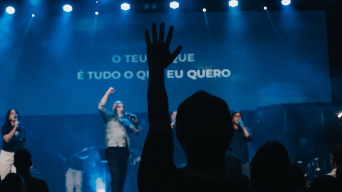Mão levantada durante o louvor
