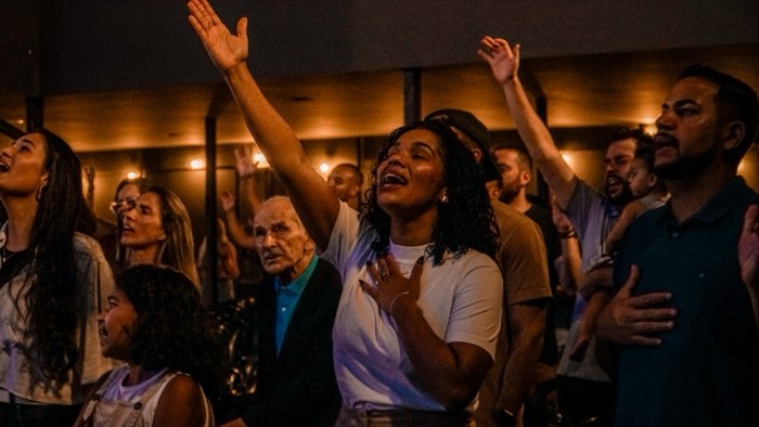 Adoração na congregação